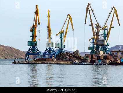 Gru al cantiere navale nel porto di Kamchatka Foto Stock
