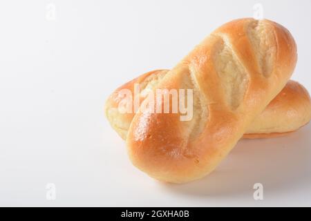 Baguette francese. Mini baguette fresche con crosta dorata croccante Foto Stock