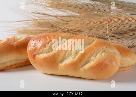 Baguette francese. Mini baguette fresche con crosta dorata croccante Foto Stock