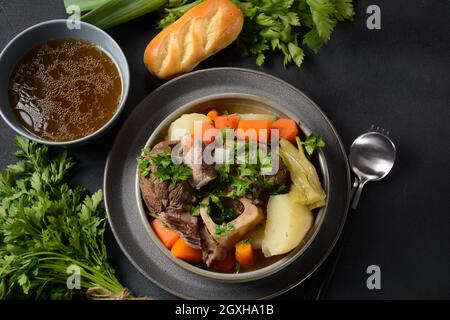 Pot-au-feu, stufato francese tradizionale. Manzo stufato e patate. In Francia considerato un piatto nazionale. Foto Stock