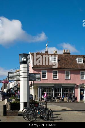 Il centro della città di Bury St Edmunds, con i suoi edifici storici e la stravagante Signpost del faro, Bury St Edmunds, Suffolk, Inghilterra, Regno Unito Foto Stock