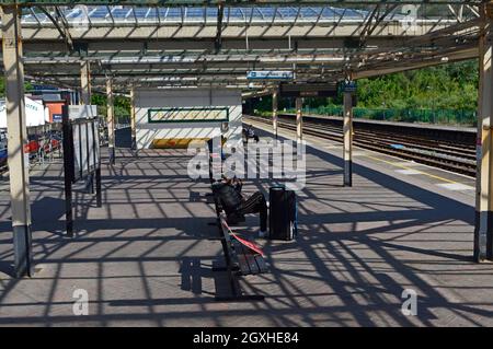 BANGOR. GWYNEDD. GALLES. 06-26-21. Piattaforma uno alla stazione ferroviaria, passeggeri in attesa sotto l'ombra dal tetto di vetro. Foto Stock