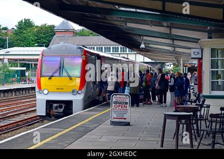 BANGOR, GWYNEDD.WALES. 06-26-21. La stazione ferroviaria, trasporto per il Galles DMU 175113 con un servizio per Chester. Foto Stock