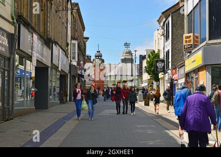 BANGOR, GWYNEDD.WALES. 06-26-21. Hight Street nel centro della città. Sullo sfondo ci sono l'orologio della città e il Centro Deiniol. Foto Stock