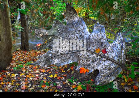Alton, Ontario / Canada - 10/10/2018: Scultura d'arte moderna in metallo esposta all'aperto Foto Stock