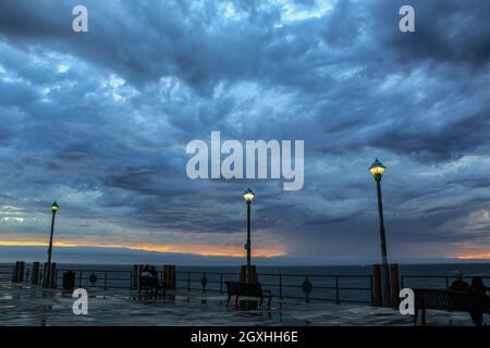 Cielo tempestoso sull'Oceano Pacifico, visto dal molo di Redondo Beach, Los Angeles County, California Foto Stock