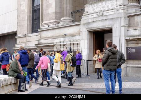 Il Museo di Storia Naturale di Londra accoglie i visitatori con un sistema di biglietteria temporizzata e l'ingresso tramite Exhibition Road. Foto Stock