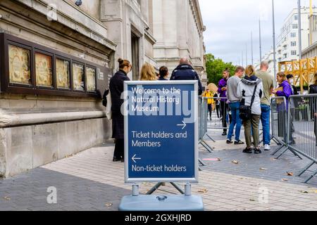 Il Museo di Storia Naturale di Londra accoglie i visitatori con un sistema di biglietteria temporizzata e l'ingresso tramite Exhibition Road. Foto Stock