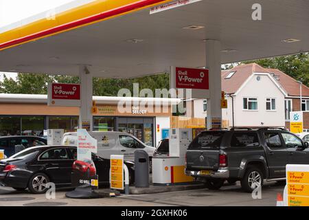 Windsor, Regno Unito. 5 ottobre 2021. Oggi le auto erano in fila per il carburante presso la stazione di benzina Shell nella Dedworth Road. Alcune delle pompe erogavano carburante ma non tutte. Un segnale che indica ai clienti che il carburante era temporaneamente non disponibile causava confusione con i conducenti. Anche se l'esercito ha iniziato a guidare petroliere per alleviare la carenza di benzina in tutto il paese, la situazione nel Berkshire rimane invariata. Credit: Maureen McLean/Alamy Live News Foto Stock