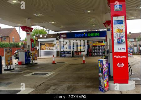 Windsor, Regno Unito. 5 ottobre 2021. Il distributore di benzina esso nella Dedworth Road era ormai fuori carburante. Anche se l'esercito ha iniziato a guidare petroliere per alleviare la carenza di benzina in tutto il paese, la situazione nel Berkshire rimane invariata. Credit: Maureen McLean/Alamy Live News Foto Stock
