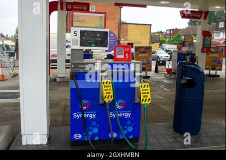 Windsor, Regno Unito. 5 ottobre 2021. Il distributore di benzina esso nella Dedworth Road era ormai fuori carburante. Anche se l'esercito ha iniziato a guidare petroliere per alleviare la carenza di benzina in tutto il paese, la situazione nel Berkshire rimane invariata. Credit: Maureen McLean/Alamy Live News Foto Stock