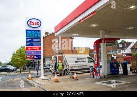 Windsor, Regno Unito. 5 ottobre 2021. Il distributore di benzina esso nella Dedworth Road era ormai fuori carburante. Anche se l'esercito ha iniziato a guidare petroliere per alleviare la carenza di benzina in tutto il paese, la situazione nel Berkshire rimane invariata. Credit: Maureen McLean/Alamy Live News Foto Stock