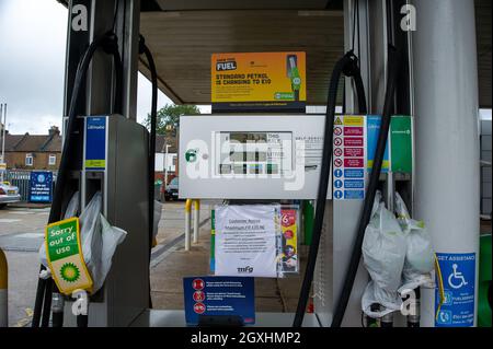 Windsor, Regno Unito. 5 ottobre 2021. Il garage BP di Windsor era di nuovo senza carburante. Anche se l'esercito ha iniziato a guidare petroliere per alleviare la carenza di benzina in tutto il paese, la situazione nel Berkshire rimane invariata. Credit: Maureen McLean/Alamy Live News Foto Stock