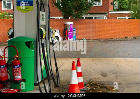 Windsor, Regno Unito. 5 ottobre 2021. Il garage BP di Windsor era di nuovo senza carburante. Anche se l'esercito ha iniziato a guidare petroliere per alleviare la carenza di benzina in tutto il paese, la situazione nel Berkshire rimane invariata. Credit: Maureen McLean/Alamy Live News Foto Stock