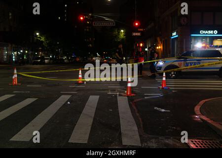 New York City, Stati Uniti. 05 ottobre 2021. La polizia indaga sulla scena in cui spara sull'Upper Westside di Manhattan all'angolo tra la 72nd Street e Columbus Avenue. (Foto di Steve Sanchez/Pacific Press) Credit: Pacific Press Media Production Corp./Alamy Live News Foto Stock