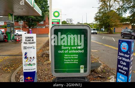 Windsor, Regno Unito. 5 ottobre 2021. Il garage BP di Windsor era di nuovo senza carburante. Anche se l'esercito ha iniziato a guidare petroliere per alleviare la carenza di benzina in tutto il paese, la situazione nel Berkshire rimane invariata. Credit: Maureen McLean/Alamy Live News Foto Stock