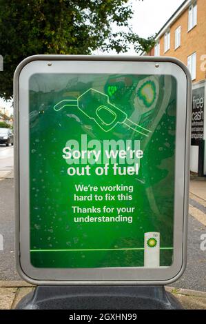 Windsor, Regno Unito. 5 ottobre 2021. Il garage BP di Windsor era di nuovo senza carburante. Anche se l'esercito ha iniziato a guidare petroliere per alleviare la carenza di benzina in tutto il paese, la situazione nel Berkshire rimane invariata. Credit: Maureen McLean/Alamy Live News Foto Stock
