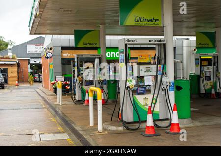 Windsor, Regno Unito. 5 ottobre 2021. Il garage BP di Windsor era di nuovo senza carburante. Anche se l'esercito ha iniziato a guidare petroliere per alleviare la carenza di benzina in tutto il paese, la situazione nel Berkshire rimane invariata. Credit: Maureen McLean/Alamy Live News Foto Stock