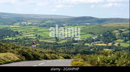 Dartmoor, Devon, Inghilterra, Regno Unito. 2021, Un'alta vista su Dartmoor vicino a Widecombe sul Moor con sfondo di campi verdi e bella campagna. Foto Stock