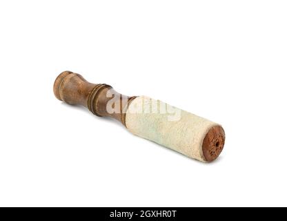 Bastone di legno che è coperto di cuoio clapper colpire le bocce tibetane canto, soggetto isolato su sfondo bianco Foto Stock