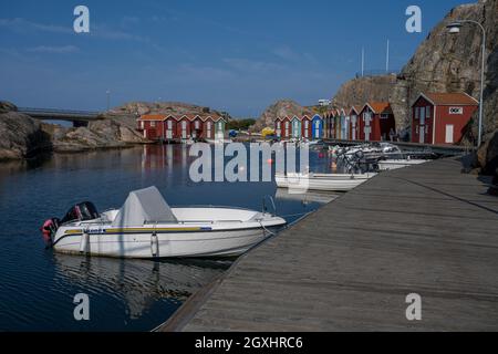 10 settembre 2021 - Smogen, Svezia: Le tradizionali barche della costa occidentale svedese attraggono turisti in questa regione dell'arcipelago Foto Stock