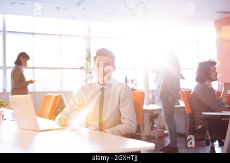 Giovane imprenditore programer nella grande e luminosa office a lavorare utilizzando il computer Foto Stock