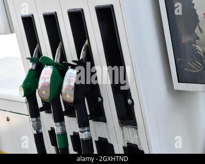 Una serie di pompe di carburante in una stazione di benzina, benzina senza piombo, benzina premium, diesel premium e diesel standard, una pompa in uso Foto Stock