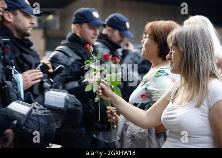 Lubiana, Slovenia. 29 settembre 2021. I manifestanti danno rose poliziotti durante la dimostrazione.migliaia di persone hanno protestato contro il governo, misure di convivio, indossare maschere, vaccini e RVT Green pass (recuperato-vaccinato-testato) condizione a Lubiana, Slovenia. (Credit Image: © Luka Dakskobler/SOPA Images via ZUMA Press Wire) Foto Stock