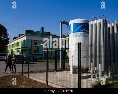 Kiev, Ucraina. 5 ottobre 2021. Un serbatoio di stoccaggio dell'ossigeno visto vicino al dipartimento ospedaliero infettivo di Kiev.13.1 milioni di persone sono state vaccinate contro COVID-19 in Ucraina, che è il 13.2% della popolazione del paese. Le autorità si aspettano un'esacerbazione della pandemia, ora circa 9 mila persone si ammalano ogni giorno. Il reparto infettivo del Boryspil Central District Hospital è completamente pronto per la nuova ondata di pandemia, i serbatoi di stoccaggio dell'ossigeno Linde sono completamente riempiti. (Credit Image: © Igor Golovniov/SOPA Images via ZUMA Press Wire) Foto Stock