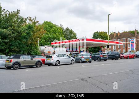 LONDRA, Regno Unito - 05 OTTOBRE 2021: Gli automobilisti si accodano alla stazione di benzina esso per riempire i loro veicoli mentre la crisi di approvvigionamento di carburante continua a causa della carenza di HGV Foto Stock