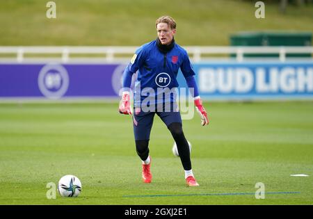 Il portiere d'Inghilterra Jordan Pickford durante una sessione di allenamento al St George's Park di Burton Upon Trent. Data foto: Martedì 5 ottobre 2021. Foto Stock