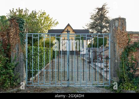 6 ottobre 2021. Quattro Castella. Italia. Porta di ferro con croci di un cimitero. Foto Stock