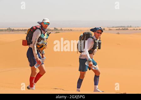 Marocco. 4 ottobre 2021; Tisserdimina a Kourci Dial Zaid; Marathon des Sables, tappa 2 di un'ultramaratona di sei giorni, 251 km, che è approssimativamente la distanza di sei maratone regolari. Il singolo stadio più lungo è lungo 91 km. Questa gara di più giorni si svolge ogni anno nel sud del Marocco, nel deserto del Sahara. Credit: Action Plus Sports Images/Alamy Live News Foto Stock