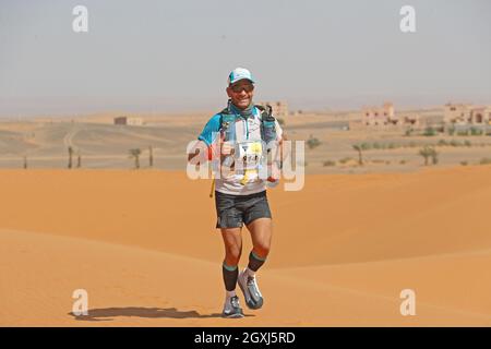 Marocco. 4 ottobre 2021; Tisserdimina a Kourci Dial Zaid; Marathon des Sables, tappa 2 di un'ultramaratona di sei giorni, 251 km, che è approssimativamente la distanza di sei maratone regolari. Il singolo stadio più lungo è lungo 91 km. Questa gara di più giorni si svolge ogni anno nel sud del Marocco, nel deserto del Sahara. Credit: Action Plus Sports Images/Alamy Live News Foto Stock