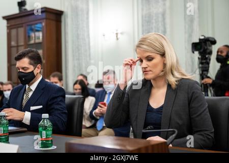 Washington, DC, Stati Uniti. 05 ottobre 2021. L'ex dipendente di Facebook Frances Haugen arriva per un'audizione del Comitato del Senato sul Commercio, la Scienza e i Trasporti intitolata "proteggere i bambini online: Testimonianza da un Facebook Whistleblower" su Capitol Hill il 5 ottobre 2021 a Washington, DC. Haugen ha lasciato Facebook a maggio e ha fornito documenti aziendali interni su Facebook a giornalisti e altri, sostenendo che Facebook sceglie costantemente il profitto rispetto alla sicurezza. Credit: Drew Angerer/Pool Via CNP/Media Punch/Alamy Live News Foto Stock