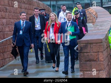 Manchester, Regno Unito. 5 ottobre 2021. Carrie Johnson, Boris Johnsons moglie si dirige al Midland Hotel Credit: Mark Thomas/Alamy Live News Foto Stock