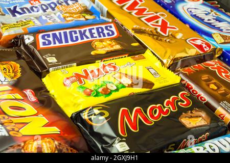 Amburgo, Germania - Agosto 15 2021: Varie barrette di cioccolato Snickers Twix NUTS Mars Foto Stock