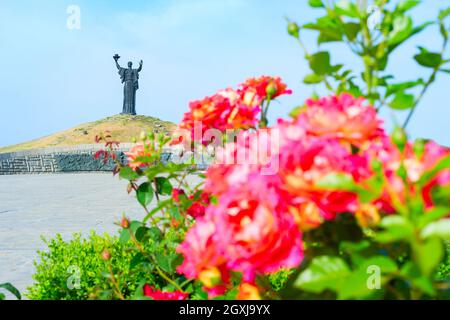 Hill of Fame e Madre Motherland monumento con fiori in primo piano Cherkasy, Ucraina Foto Stock