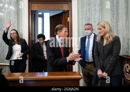 WASHINGTON, DC - OTTOBRE 05: (L-R) il senatore SUnited States Richard Blumenthal (democratico del Connecticut) parla con l'ex dipendente di Facebook Frances Haugen quando arriva per un'audizione del Comitato del Senato sul Commercio, Scienza e Trasporti dal titolo 'proteggere i bambini in linea: Testimonianza da un Whistleblower Facebook' su Capitol Hill 5 ottobre 2021 a Washington, DC. Haugen ha lasciato Facebook a maggio e ha fornito documenti aziendali interni su Facebook a giornalisti e altri, sostenendo che Facebook sceglie costantemente il profitto rispetto alla sicurezza. Credito: Disegnato Angerer / piscina via CNP Foto Stock