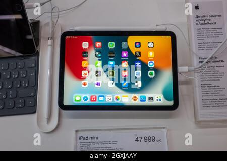 24 settembre 2021, Mosca, Russia. Il nuovo tablet di Apple iPad mini (2021) sullo storefront. Foto Stock