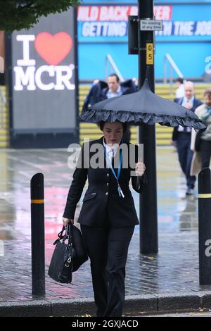 MANCHESTER, REGNO UNITO. 5 OTTOBRE pioggia il giorno tre della Conferenza del partito conservatore a Manchester Central, Manchester martedì 5 ottobre 2021. (Credit: MI News) Credit: MI News & Sport /Alamy Live News Foto Stock