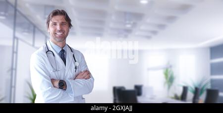 Ritratto di smilling senior medico di medicina a sua ordinazione Foto Stock