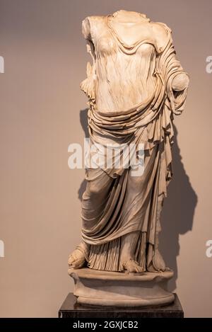 Statua senza testa in marmo che mostra l'induimentario del popolo romano antico Foto Stock