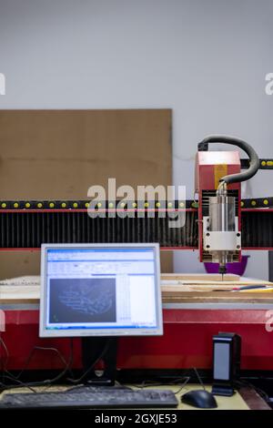 Lavorazione del legno su moderna macchina automatica per la lavorazione del legno con CNC. Produzione di mobili. Foto Stock