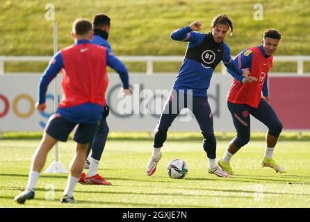 Inglese Jack Grealish (seconda a sinistra) e Jadon Sancho (destra) durante una sessione di allenamento al St George's Park, Burton upon Trent. Data foto: Martedì 5 ottobre 2021. Foto Stock