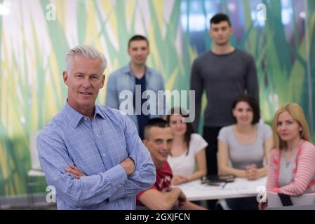 Ritratto di certi insegnanti, studenti gruppo in background Foto Stock