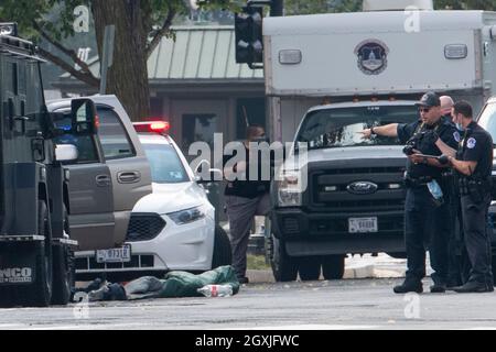 La polizia rimane sulla scena di un veicolo sospetto parcheggiato sulla strada di fronte alla Corte Suprema degli Stati Uniti a Washington, DC, martedì 5 ottobre 2021. La polizia ha tentato di comunicare con il conducente all'interno del veicolo, prima di utilizzare un dispositivo flash bang per rimuoverlo dalla vettura e arrestarlo. Credit: Rod Lammey/CNP /MediaPunch Foto Stock