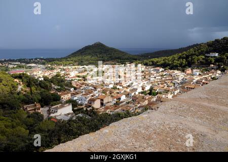 Vista dai bastioni di Castell de Capdepera guardando giù sulla città sottostante e verso il mare. Il castello risale al 13 ° secolo. Foto Stock