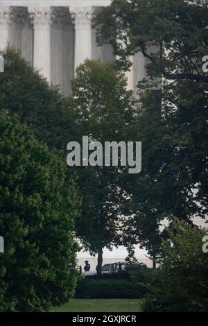 Washington, Stati Uniti d'America. 05 ottobre 2021. La polizia rimane sulla scena di un veicolo sospetto parcheggiato sulla strada di fronte alla Corte Suprema degli Stati Uniti a Washington, DC, martedì 5 ottobre 2021. La polizia ha tentato di comunicare con il conducente all'interno del veicolo, prima di utilizzare un dispositivo flash bang per rimuoverlo dalla vettura e arrestarlo. Credit: Rod Lammey/CNP/Sipa USA Credit: Sipa USA/Alamy Live News Foto Stock