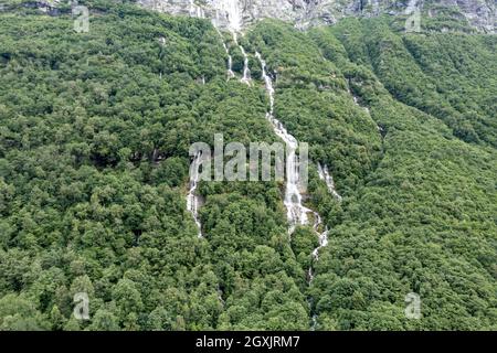 Veduta aerea della cascata Vinnufossen nella valle Sunndal vicino a Sunndalsora, una delle cascate norvegesi più alte Foto Stock